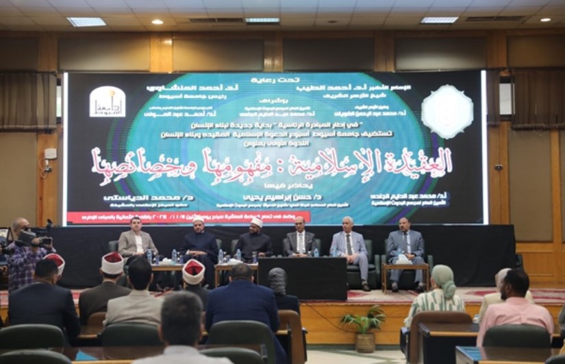 خلال الندوة بجامعة أسيوط