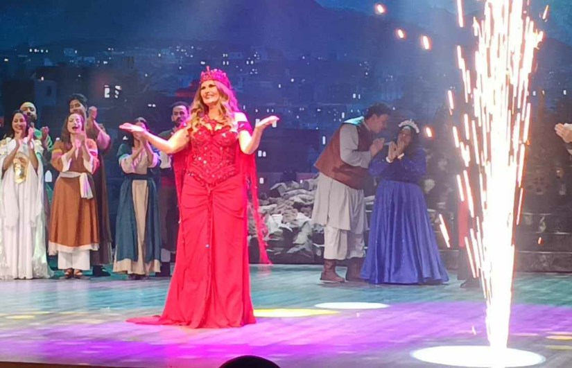 الفنانة يسرا