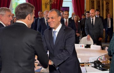 وزير الخارجية مع الرئيس الفرنسي خلال اجتماع باريس وزير الخارجية مع الرئيس الفرنسي خلال اجتماع باريس