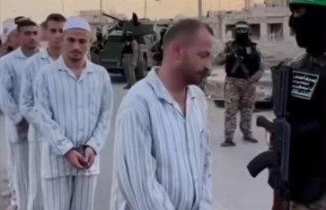 ارتداء الأسرى الإسرائيليين بيجامات كستور 