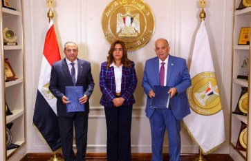 توقيع عقد جديد لخدمات النظافة ببورسعيد بين المحافظة وشركة نهضة مصر توقيع عقد جديد لخدمات النظافة ببورسعيد بين المحافظة وشركة نهضة مصر