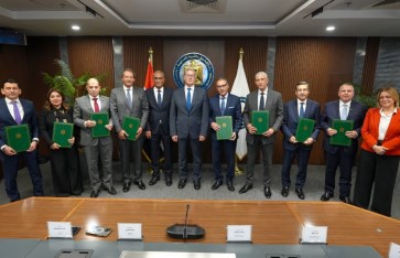 وزير البترول خلال التوقيع  وزير البترول خلال التوقيع