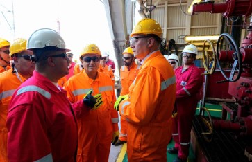 وزير البترول خلال جولته وزير البترول خلال جولته