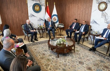 وزير البترول خلال اللقاء