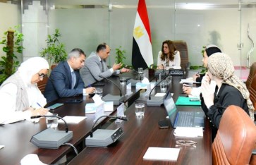 الدكتورة منال عوض أثناء الاجتماع الدكتورة منال عوض أثناء الاجتماع