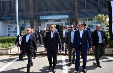 رئيس الوزراء أثناء افتتاح أحد مصانع الأدوية رئيس الوزراء أثناء افتتاح أحد مصانع الأدوية