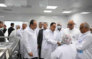 رئيس الوزراء يتفقد مصنع الأدوية المطورة رئيس الوزراء يتفقد مصنع الأدوية المطورة