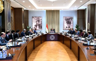 رئيس الوزراء يستعرض خطة طرح الشركات الحكومية فى البورصة رئيس الوزراء يستعرض خطة طرح الشركات الحكومية فى البورصة