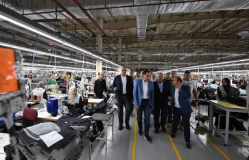 جولة رئيس الوزراء بمصنع "تي آند سي" جولة رئيس الوزراء بمصنع "تي آند سي"