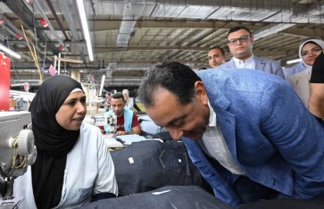 صور من جولة رئيس الوزراء وحواره مع الفتيات صور من جولة رئيس الوزراء وحواره مع الفتيات