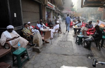 لاجئين سودانيين على المقهى فى القاهرة