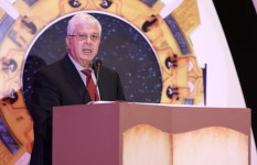 د. أيمن عاشور وزير التعليم العالي والبحث العلمي د. أيمن عاشور وزير التعليم العالي والبحث العلمي
