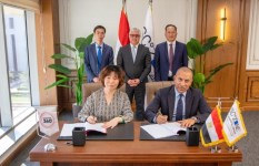 توقيع العقود