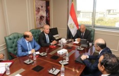 وزير الكهرباء مع بعض المستشارين