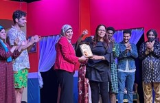 مسرحية عائلة سعيدة مسرحية عائلة سعيدة