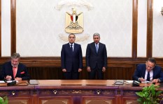 صورة أثناء توقيع اتفاقية الشراكة الاستراتيجية