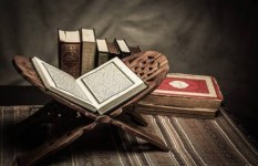 تفسير حلم قراءة سورة الفلق في المنام: رؤية تحمل الأمان والبركة