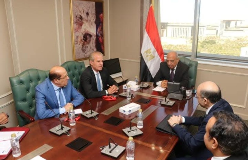 وزير الكهرباء مع بعض المستشارين وزير الكهرباء مع بعض المستشارين
