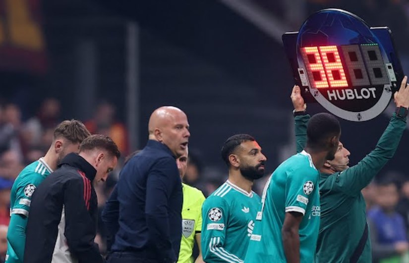 محمد صلاح أمام جالاتا سراي محمد صلاح أمام جالاتا سراي