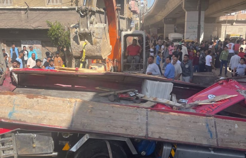 انقلاب سيارة نقل من أعلى كوبري على شريط السكة الحديد بالبحيرة انقلاب سيارة نقل من أعلى كوبري على شريط السكة الحديد بالبحيرة