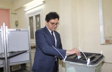 وزير الثقافة يدلي بصوته في انتخابات مجلس النواب