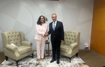 وزير الخارجية مع نظيرته الكندية