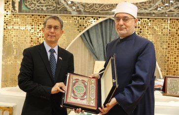 الدكتور نظير عياد والوزير السنغافوري