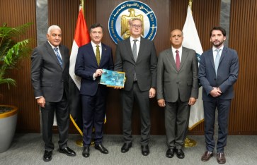 وزير البترول خلال اللقاء 