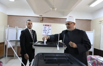 مفتي الجمهورية خلال الادلاء بصوته