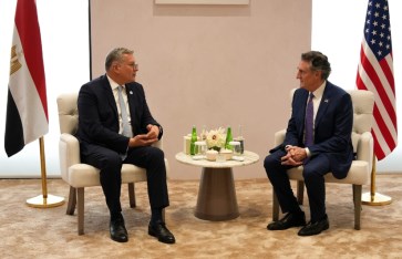 وزير البترول خلال اللقاء 