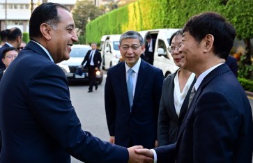 لقاء رئيس الوزراء مع رئيس المجلس الوطنى الصينى