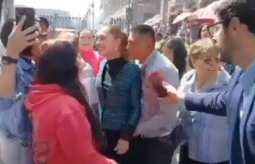 مخمور يتحرش برئيسة المكسيك 