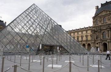 متحف اللوفر بباريس 