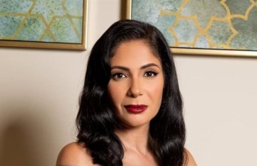  الفنانة مني زكي