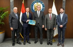 وزير البترول خلال اللقاء 