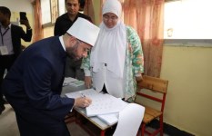 وزير الأوقاف يدلي بصوته 