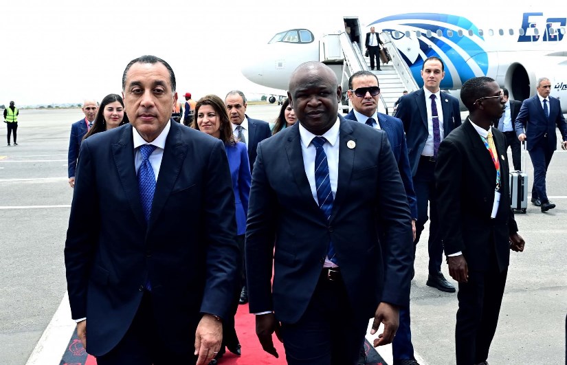 رئيس الوزراء يصل أنجولا