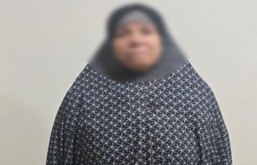 السيدة المتورطة بتوزيع كروت انتخابية على المواطنين