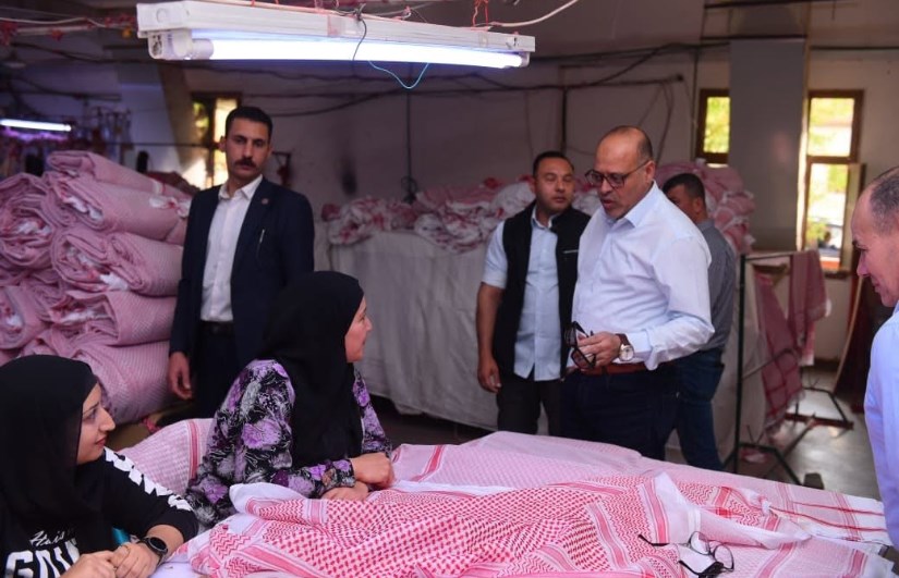 تفقد وزير العمل في بعض المصانع بالسويس 