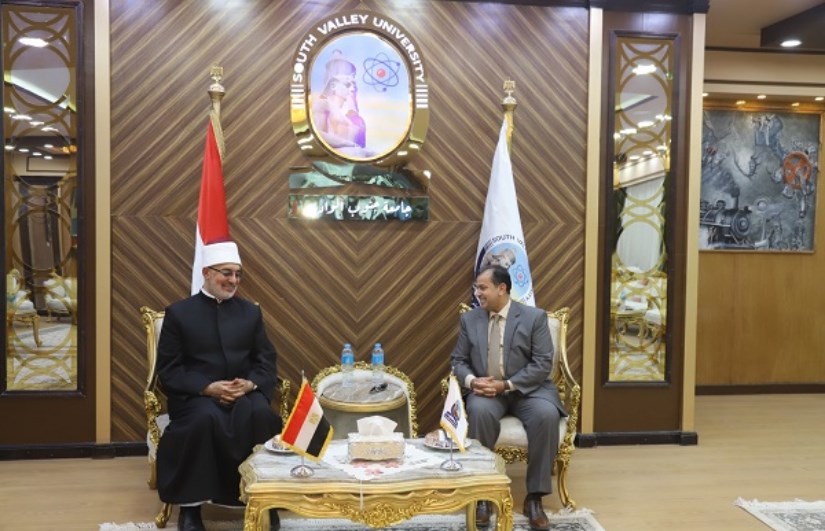 دكتور نظير عياد بجامعة قنا