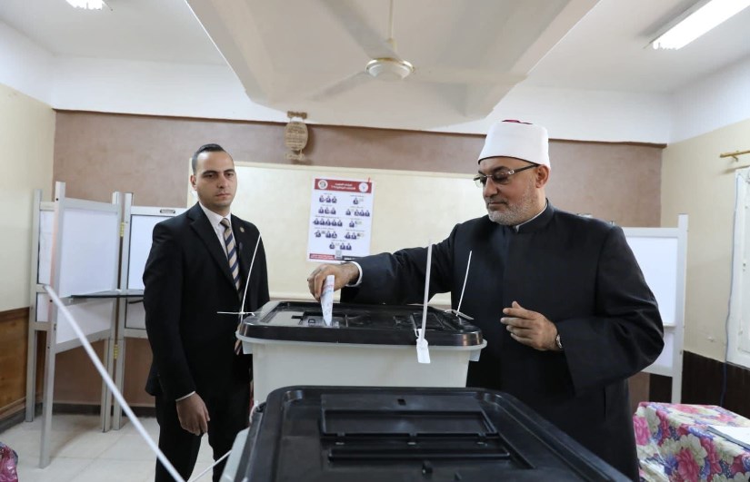 مفتي الجمهورية خلال الادلاء بصوته