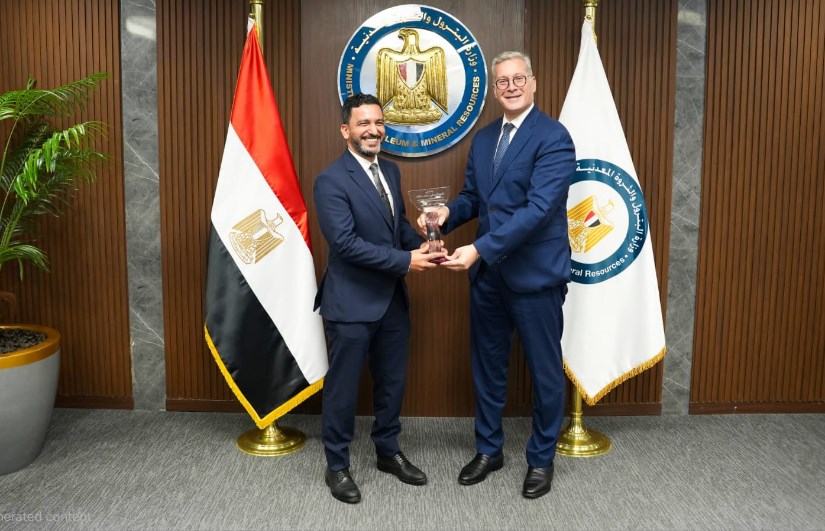 وزير البترول خلال التكريم 