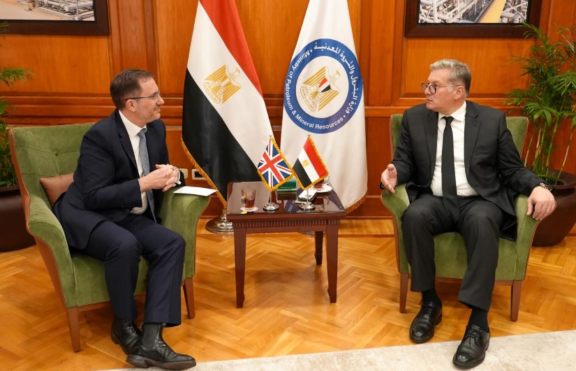 وزير البترول خلال اللقاء 