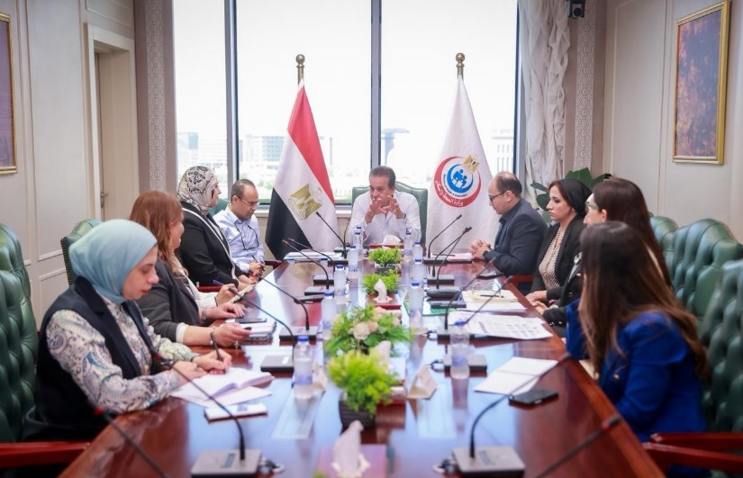 اجتماع مناقشة تطوير خدمات العلاج الطبيعى