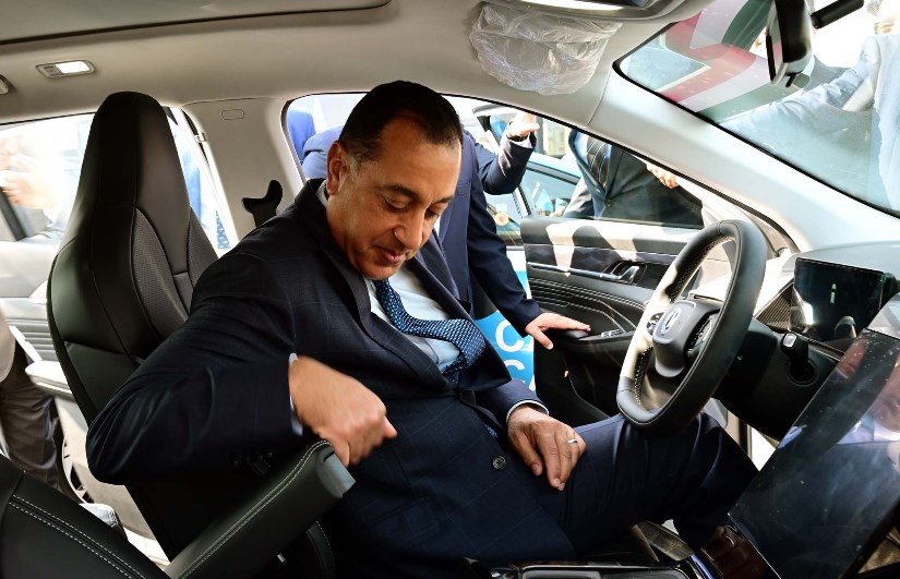 رئيس الوزراء يتفقد السيارات خلال المعرض