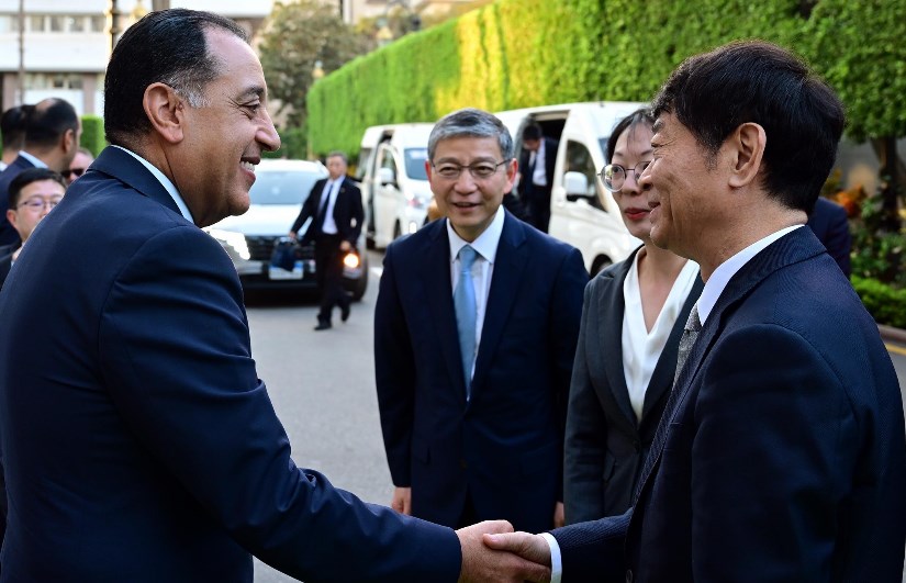 لقاء رئيس الوزراء مع رئيس المجلس الوطنى الصينى