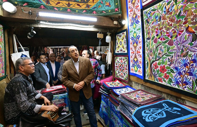 رئيس الوزراء يتفقد تطوير حارة الروم والخيامية