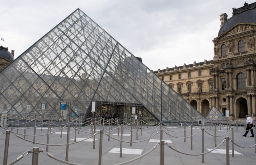متحف اللوفر بباريس 