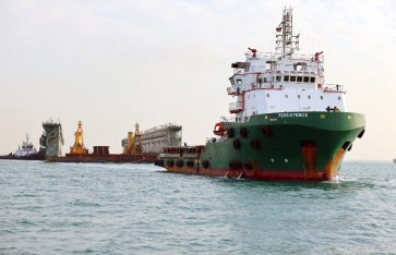 عبور الحوض العائم العملاق