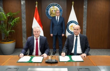 وزير البترول خلال التوقيع 